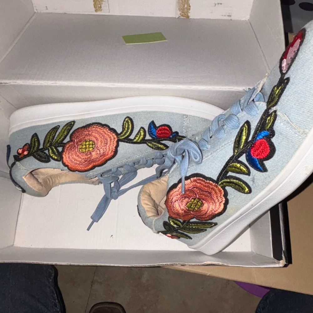 Chase+Chloe Floral Embroidered Women's Sneakers